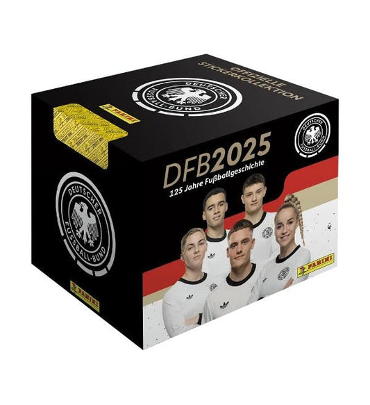 DFB 2025 – 125 Jahre Fußballgeschichte – Stickerbox mit 36 Tüten + Heartforcards® Versandschutz